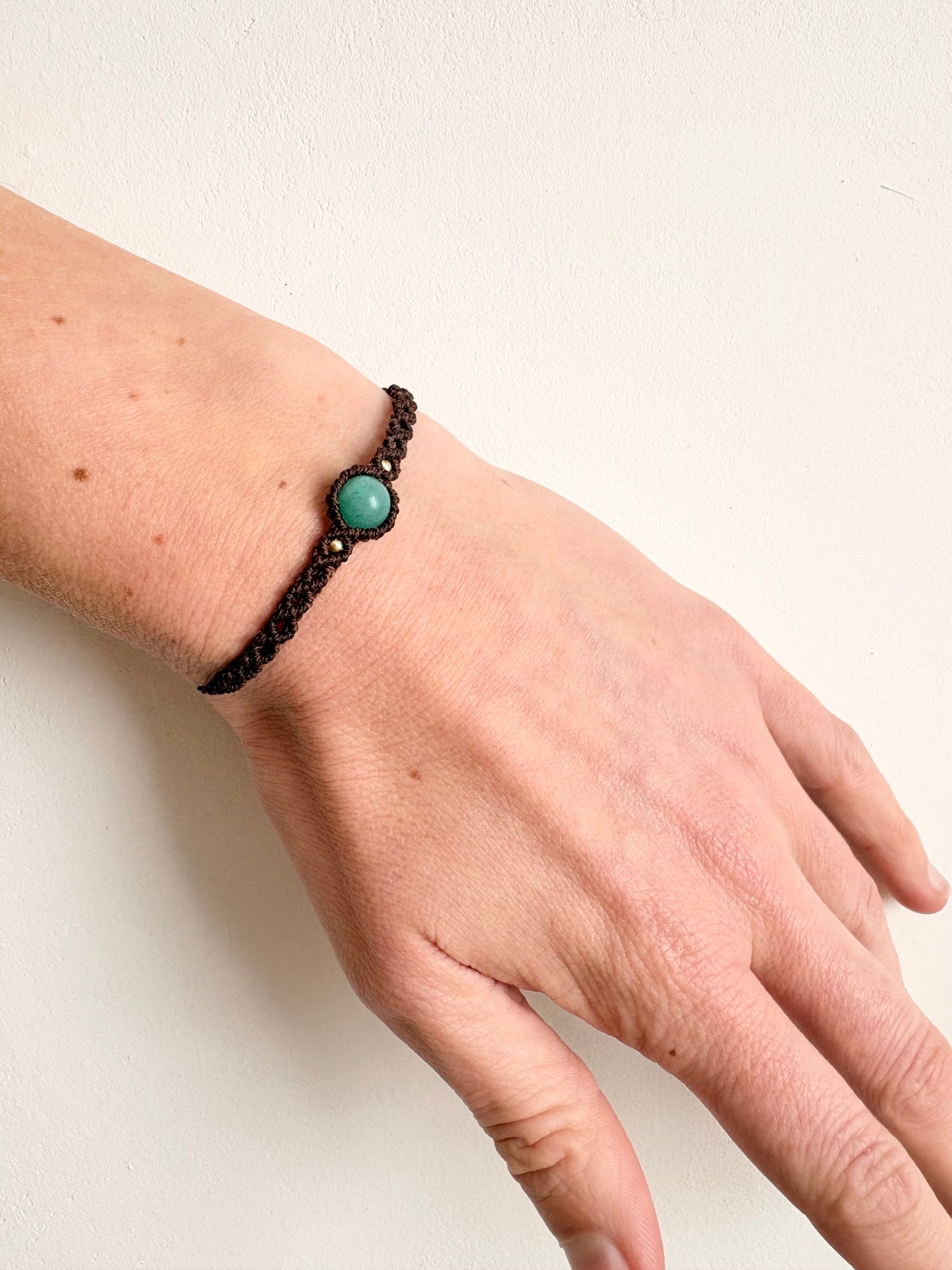 Handgemaakte macramé armband met amazoniet