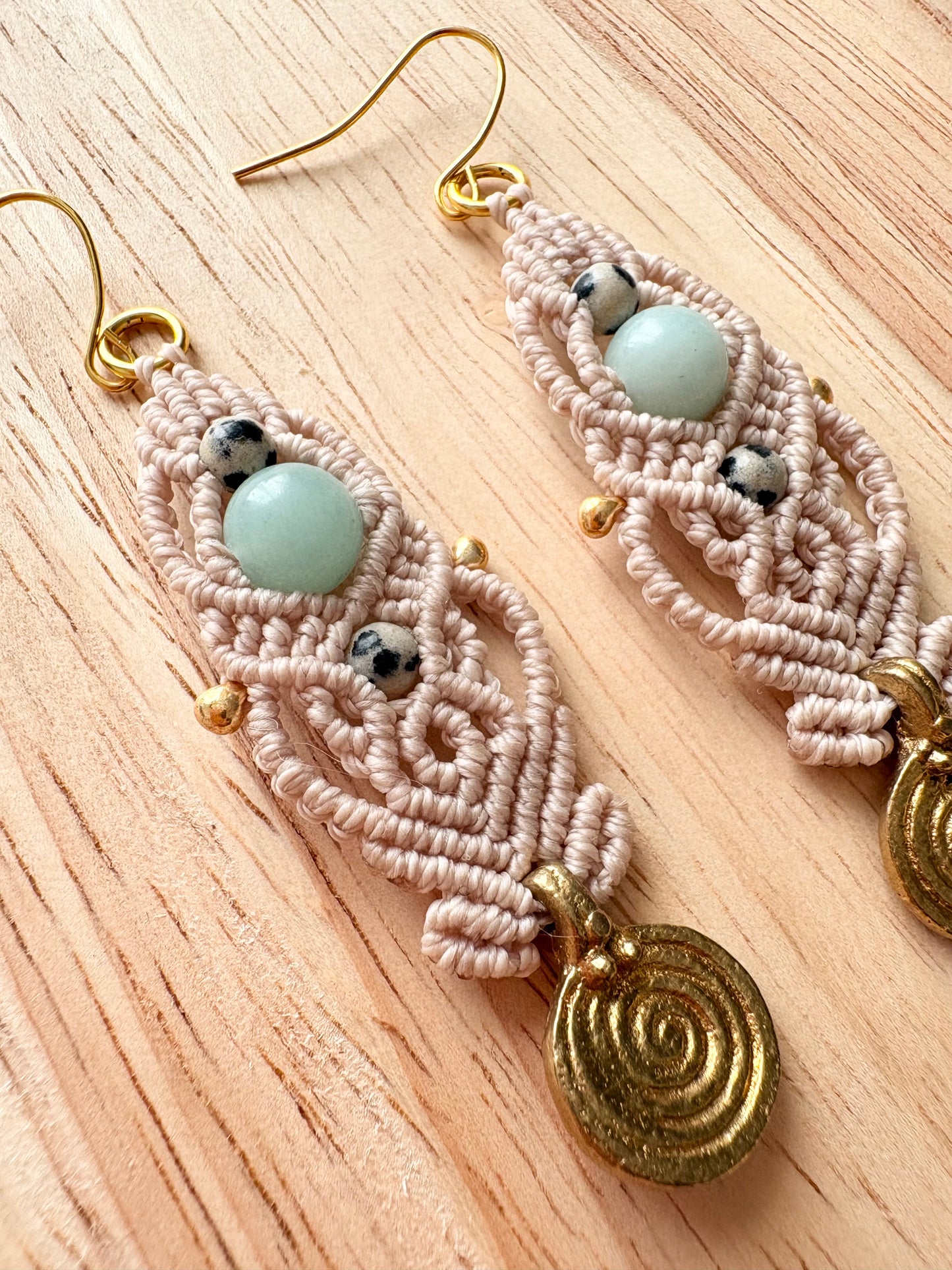 Sacred spiral - Macramé oorbellen met amazoniet en dalmatiër jaspis edelstenen - messing bedel