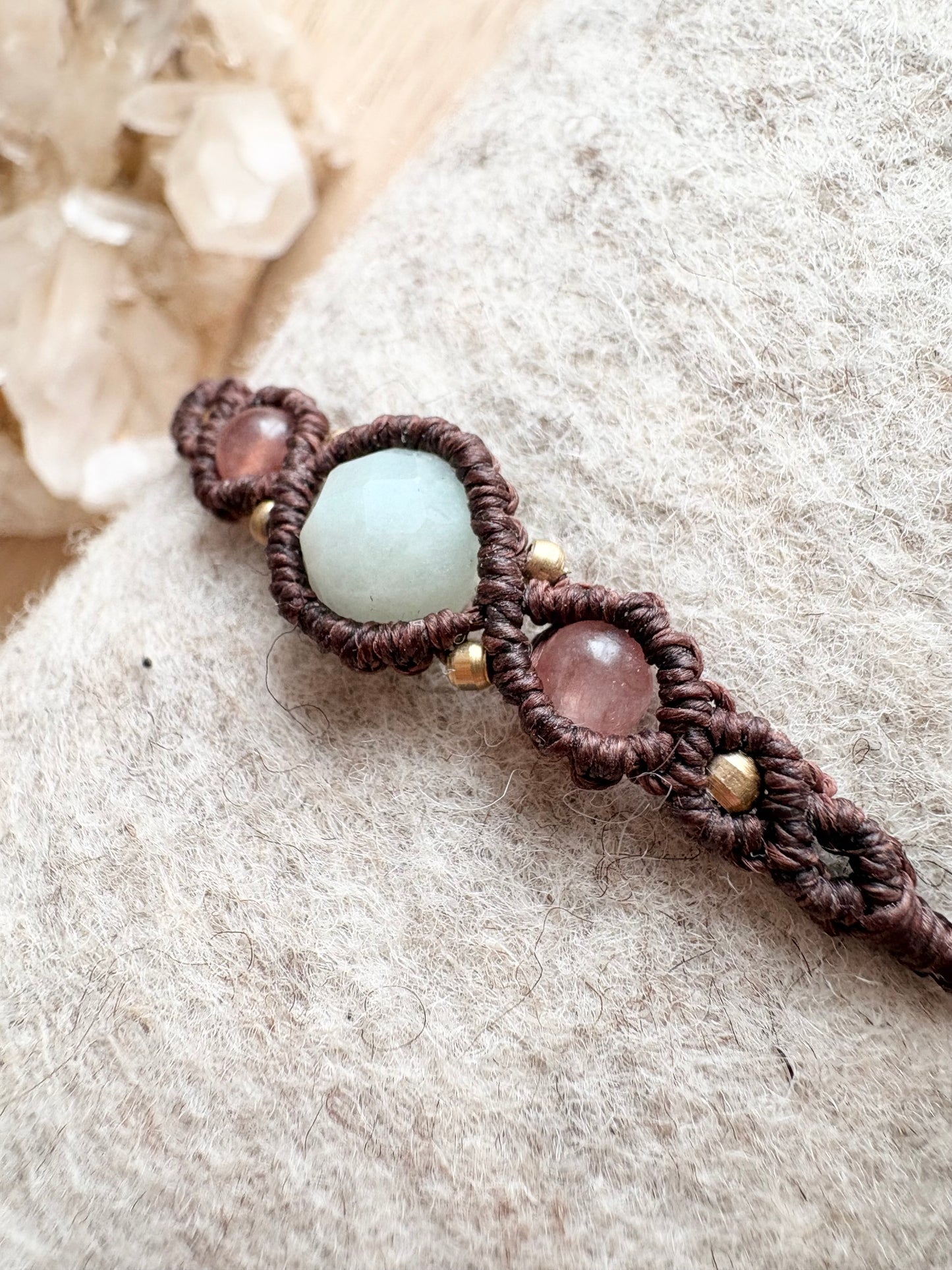 Handgemaakte macramé armband met amazoniet en zonnesteen.