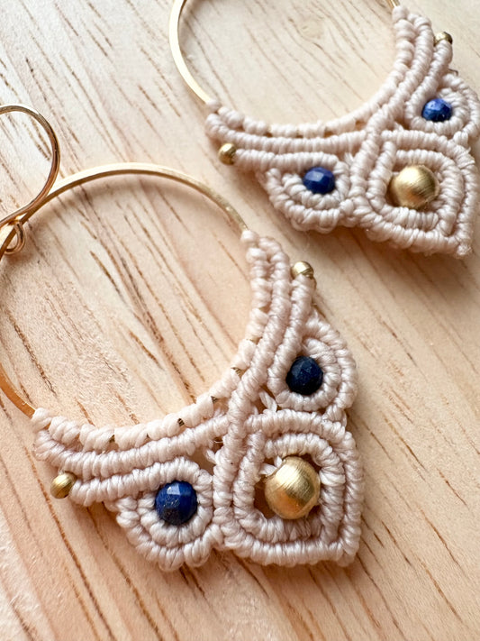Blue horizon - Handgemaakte macramé oorbellen - lapis lazuli