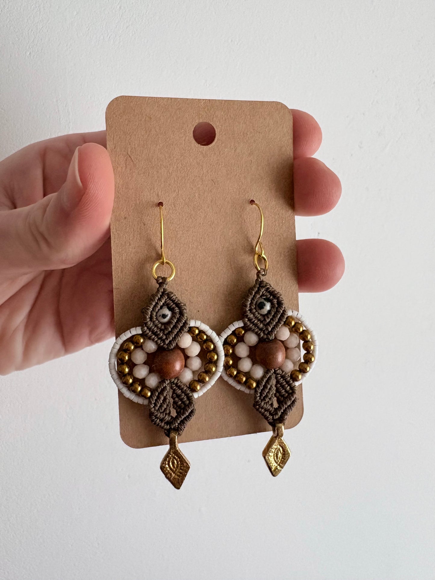 Macramé oorbellen - Houten kraal met dalmatiër jaspis en hematiet