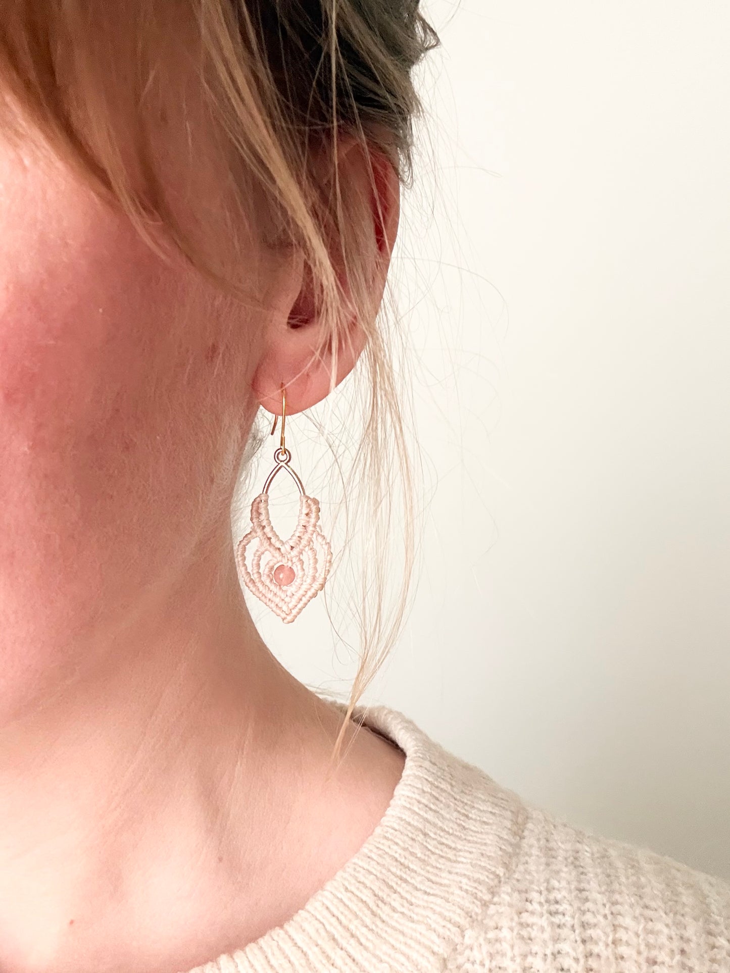 Inner warmth - Handgemaakte macramé oorbellen - licht met zonnesteentje