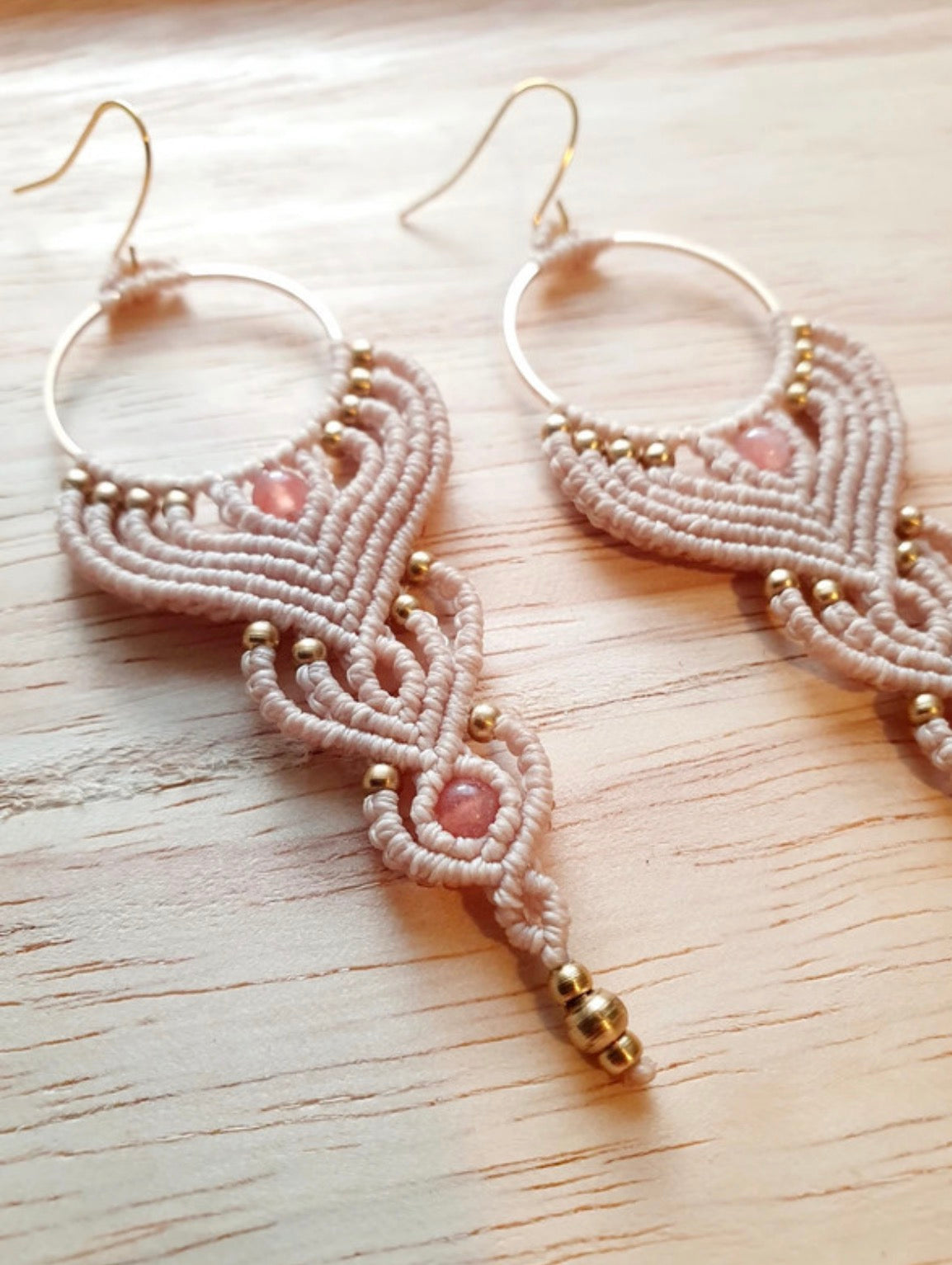 Aligned light - handgemaakte macramé oorbellen met zonnesteen en messing kralen