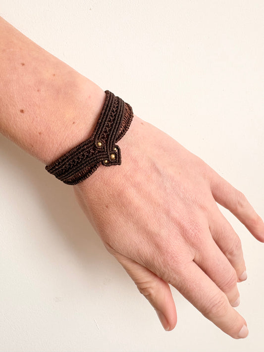 Handgemaakte macramé armband bruin met messing kralen