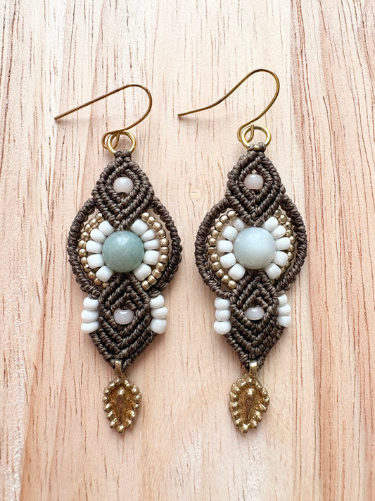 Gentle becoming - handgemaakte macramé oorbellen met amazoniet