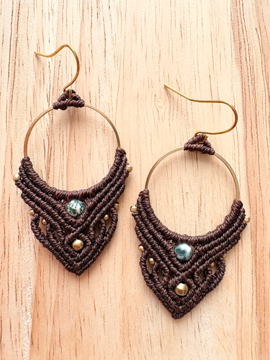 Deeply rooted - handgemaakte macramé oorbellen met boomagaat edelsteen en messing kralen