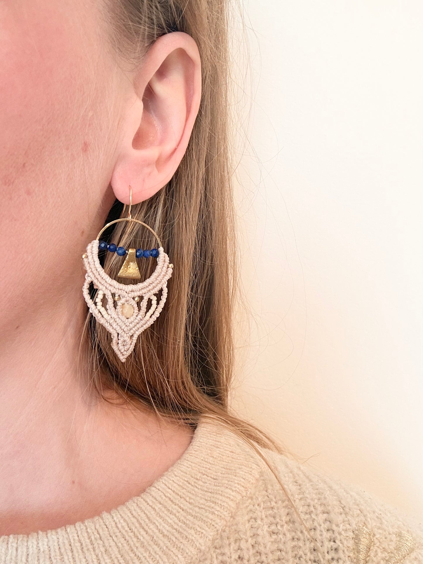 Blue horizon - handgemaakte macramé oorbellen met lapis lazuli en amazoniet