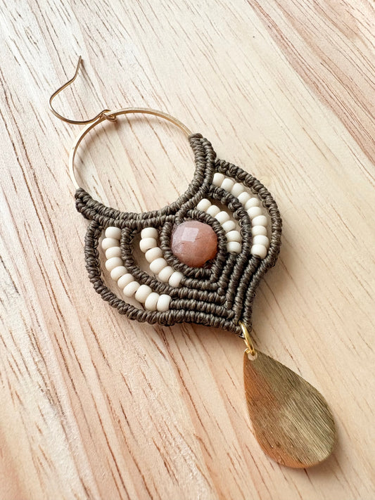 Grounded radiance - handgemaakte macramé oorbellen met zonnesteen en miyuki kralen