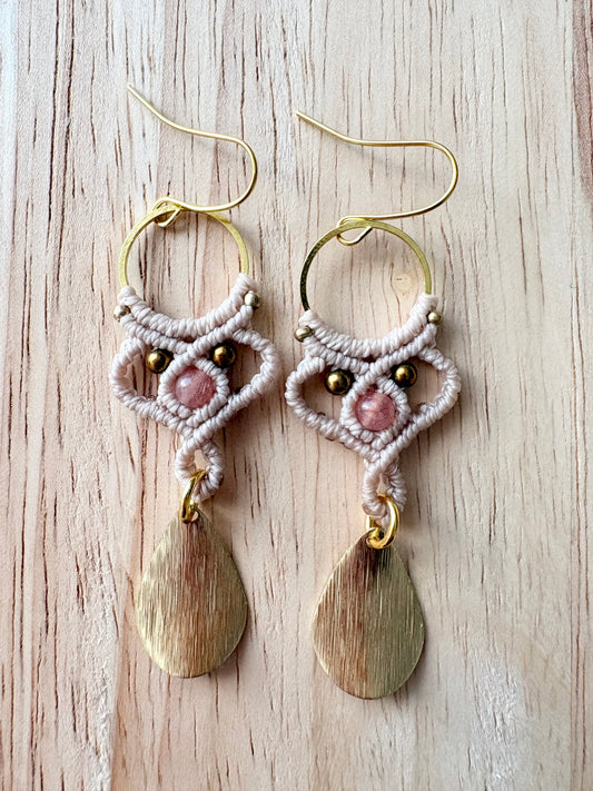 Blush & light - Handgemaakte macramé oorbellen met zonnesteen en hematiet