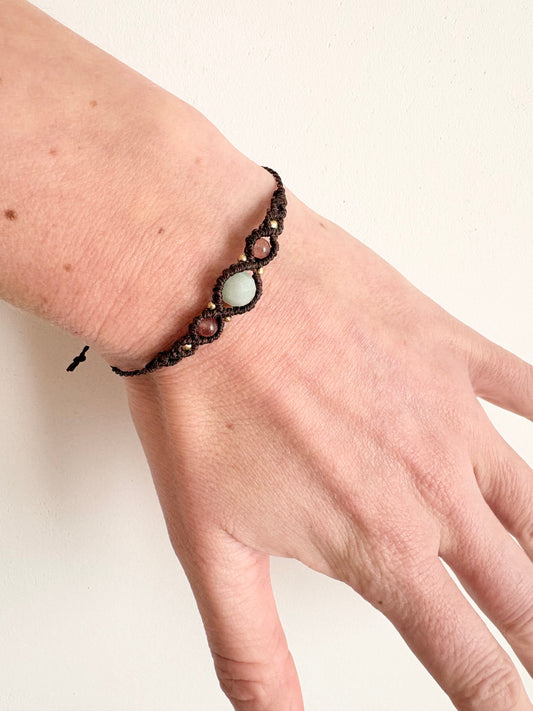 Handgemaakte macramé armband met amazoniet en zonnesteen.