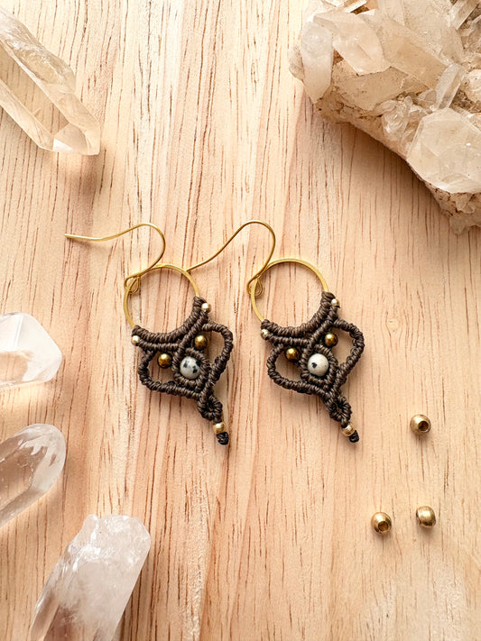 Handgemaakte macramé oorbellen diverse varianten met edelstenen