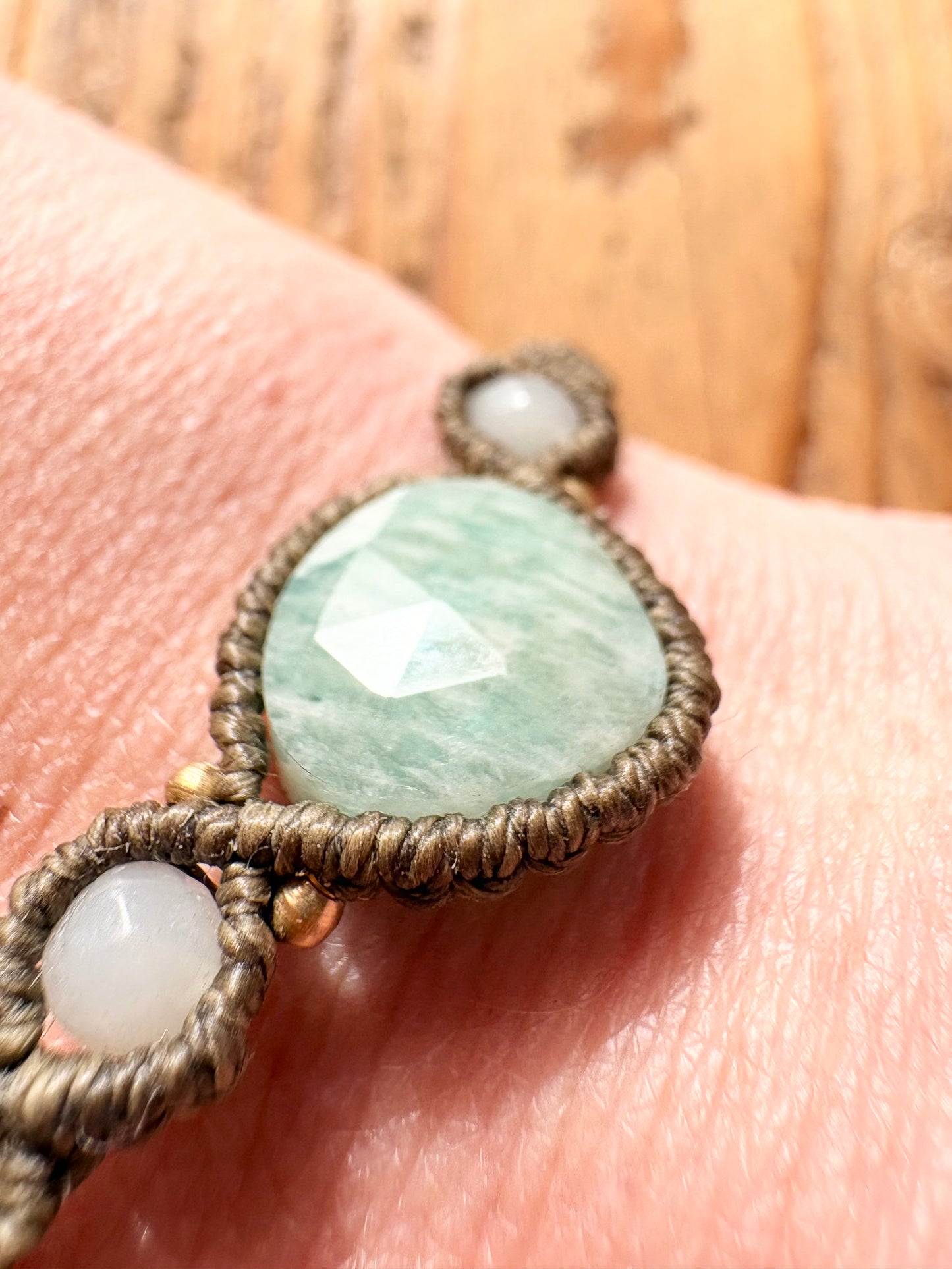 Handgemaakte macramé armband met druppel amazoniet edelsteen