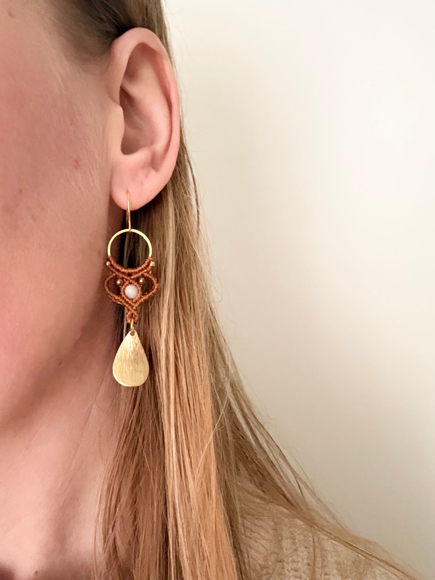 Subtle strength - Handgemaakte macramé oorbellen koperkleurig met messing kralen, hematiet en amazoniet