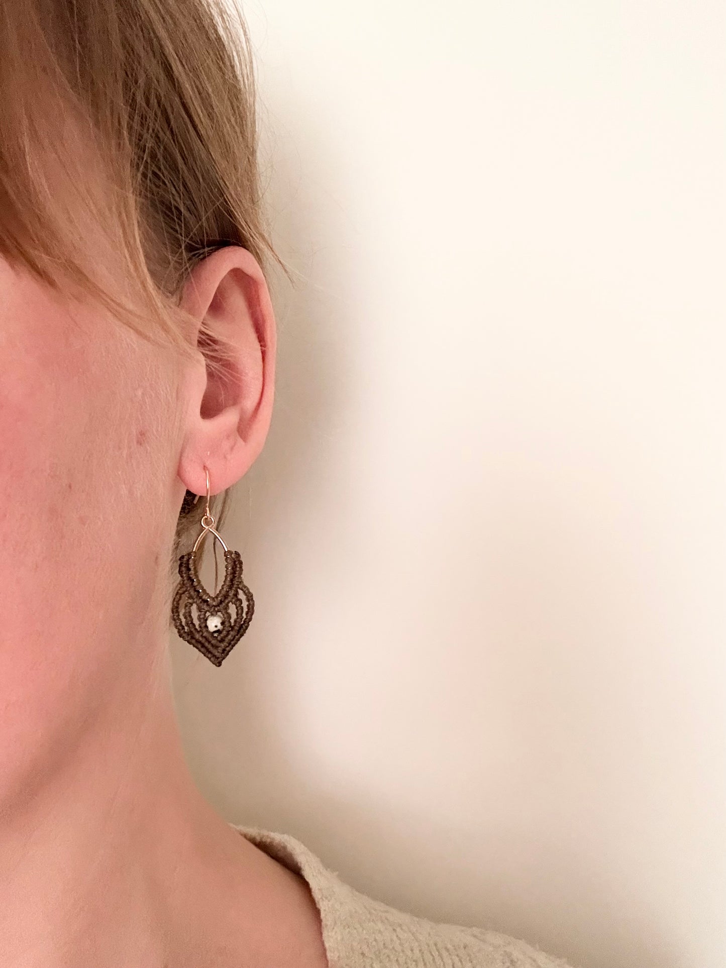 Earthbound truth - handgemaakte macramé oorbellen met dalmatiër jaspis