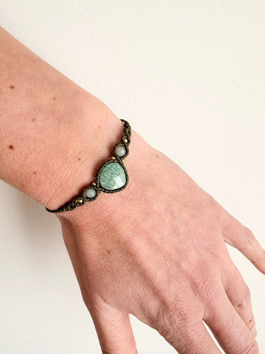 Handgemaakte macramé armband met druppel amazoniet edelsteen