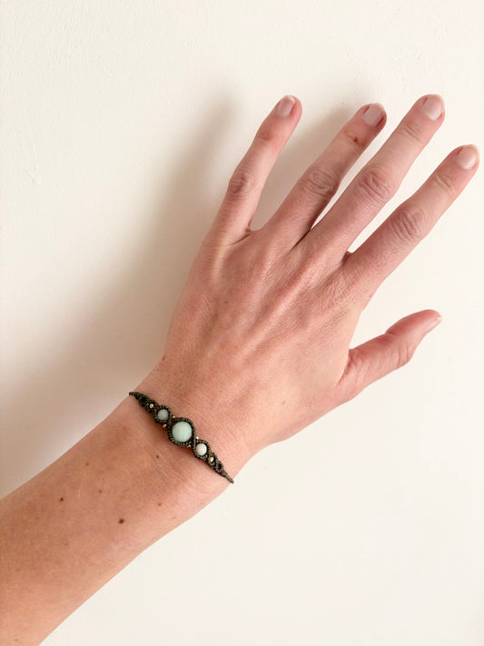 Handgemaakte macramé armband met amazoniet