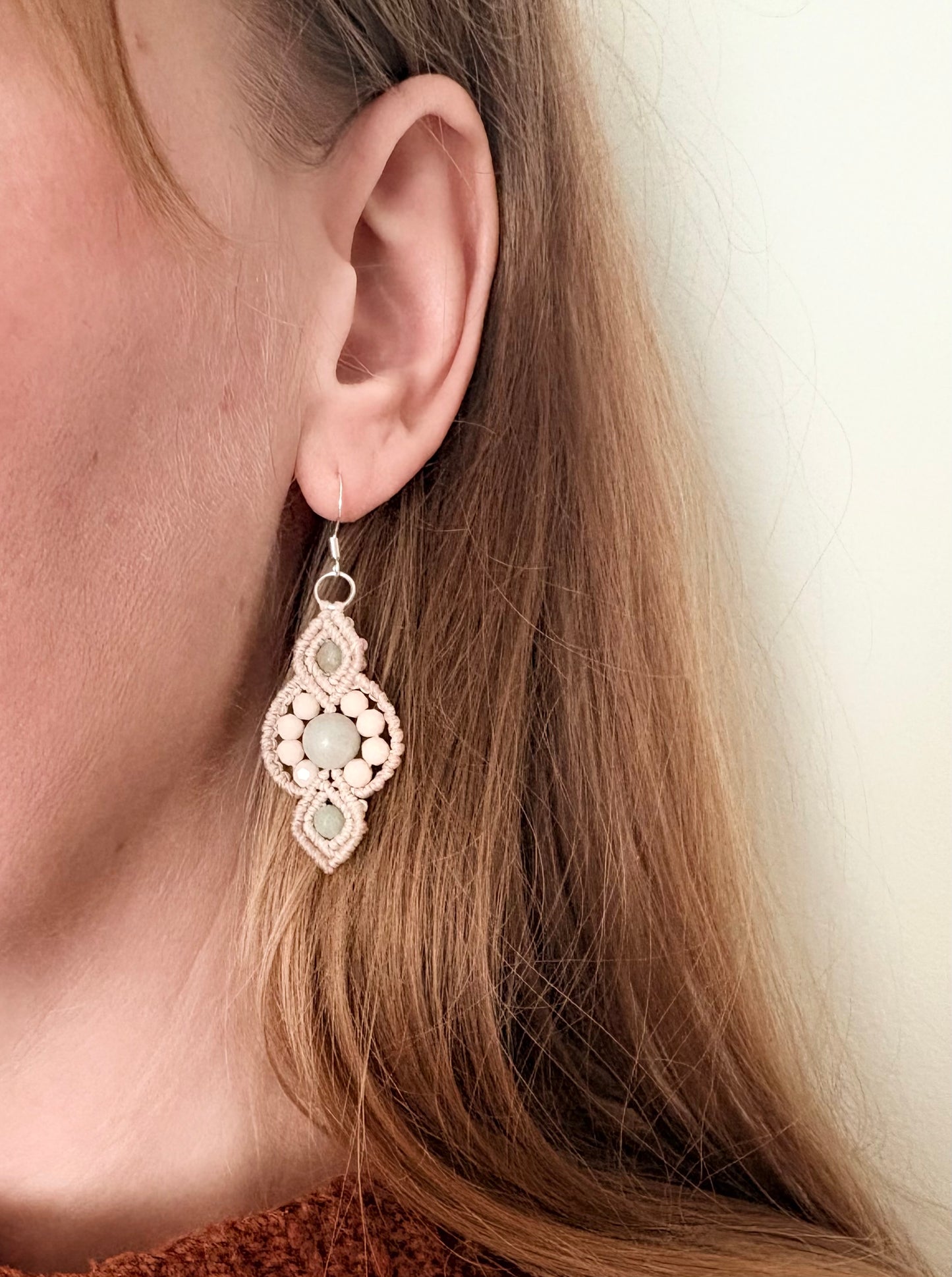 Soft alignment - Handgemaakte macramé oorbellen met amazoniet en zilveren oorhaakjeo