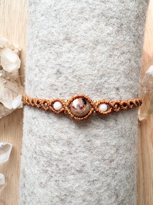 Handgemaakte macramé armband met unieke amazoniet edelsteen