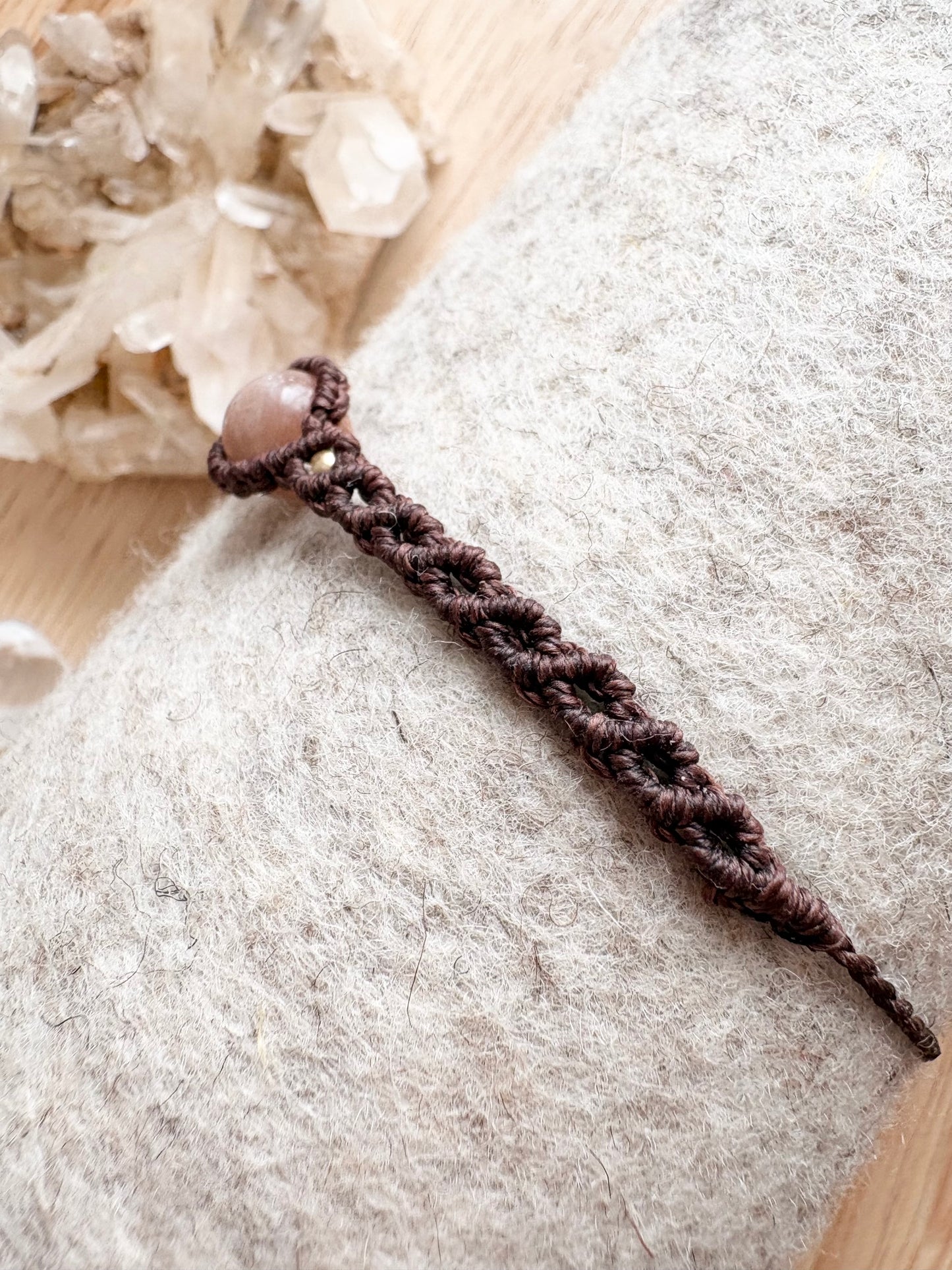 Handgemaakte macramé armband met zonnesteen