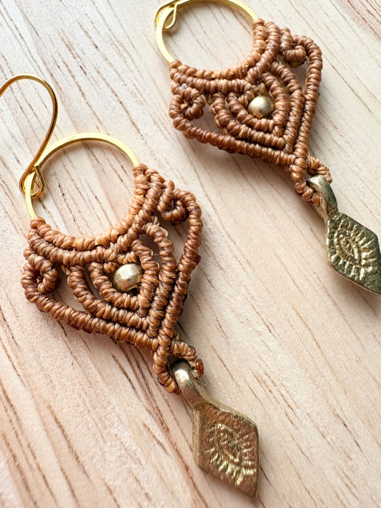 Earth - Handgemaakte macramé oorbellen - messing kralen