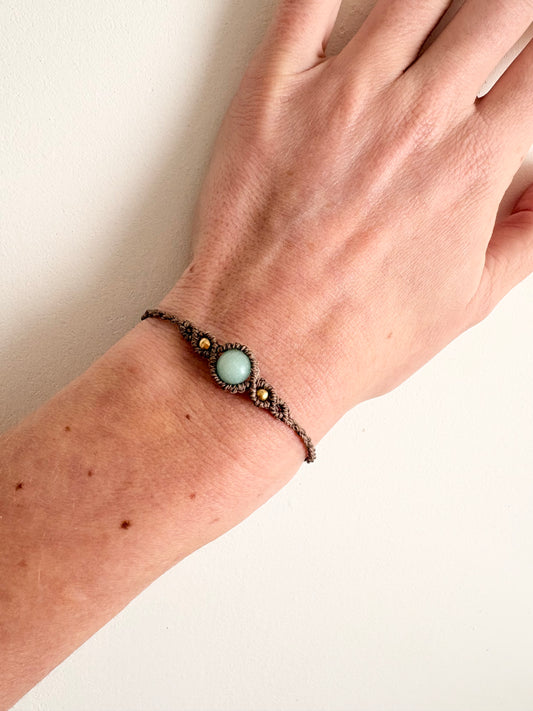 Handgemaakte macramé armband met amazoniet