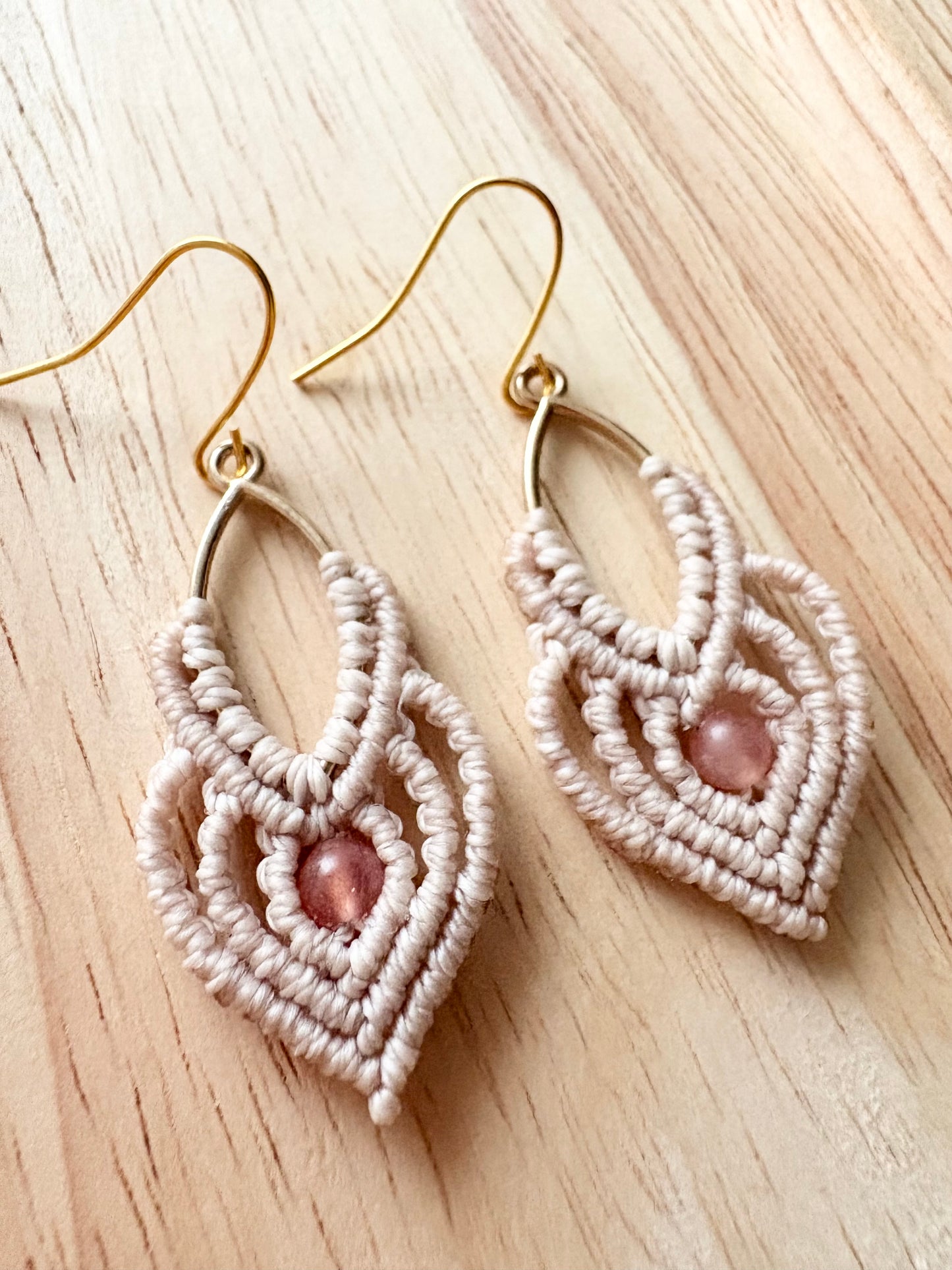 Inner warmth - Handgemaakte macramé oorbellen - licht met zonnesteentje