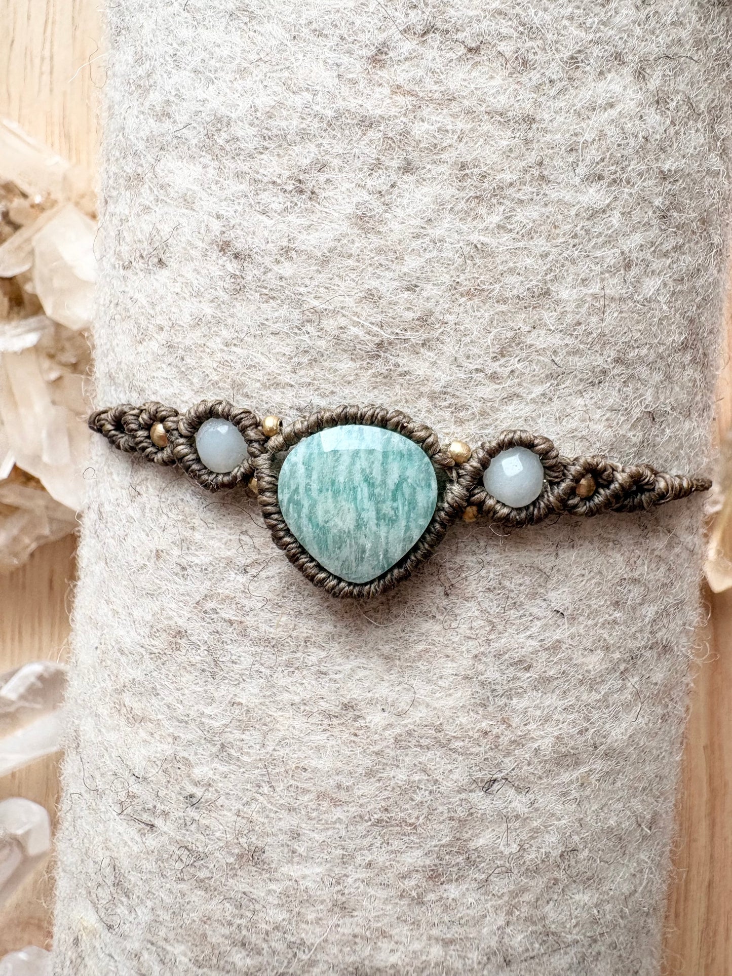 Handgemaakte macramé armband met druppel amazoniet edelsteen