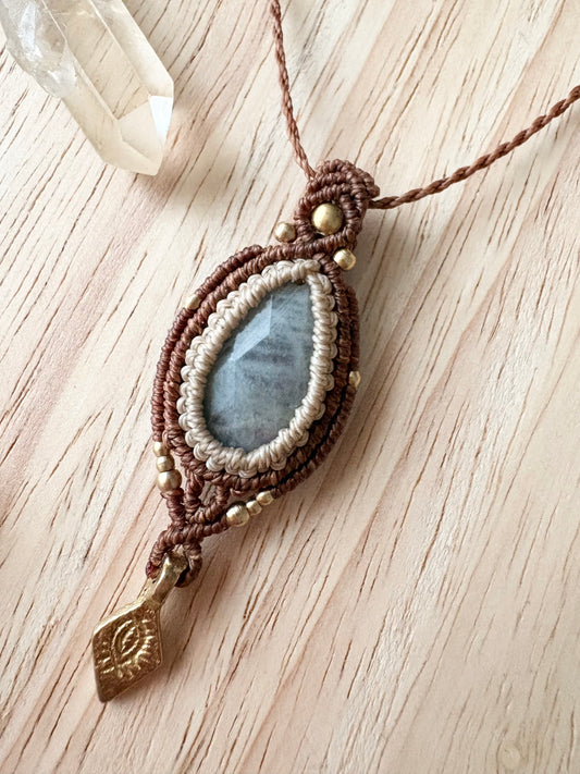 Macramé ketting met grijs/blauwe Labradoriet en messing bedel