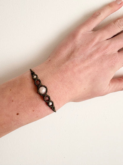 Handgemaakte macramé armband met amazoniet en zonnesteen.