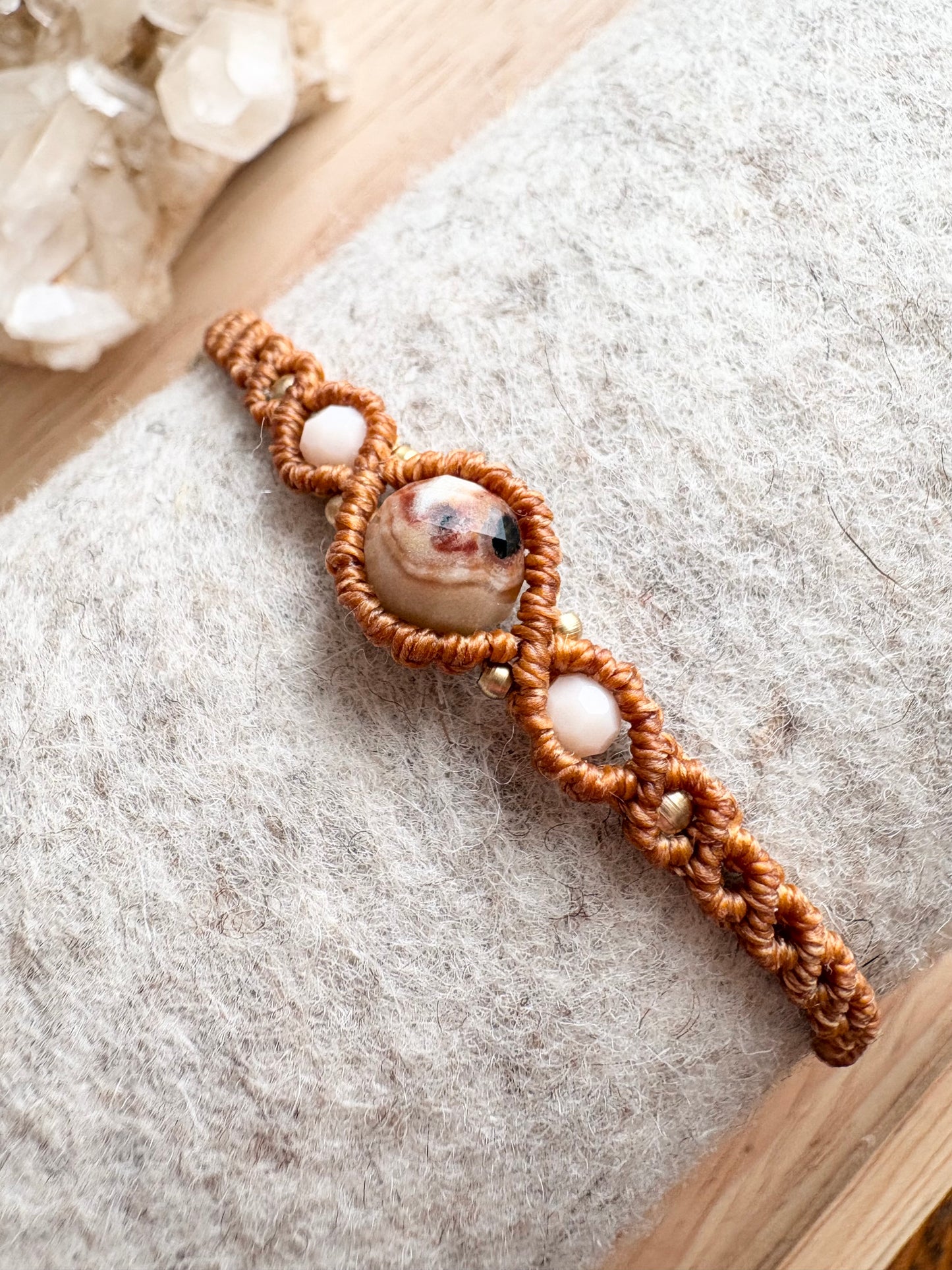 Handgemaakte macramé armband met unieke amazoniet edelsteen