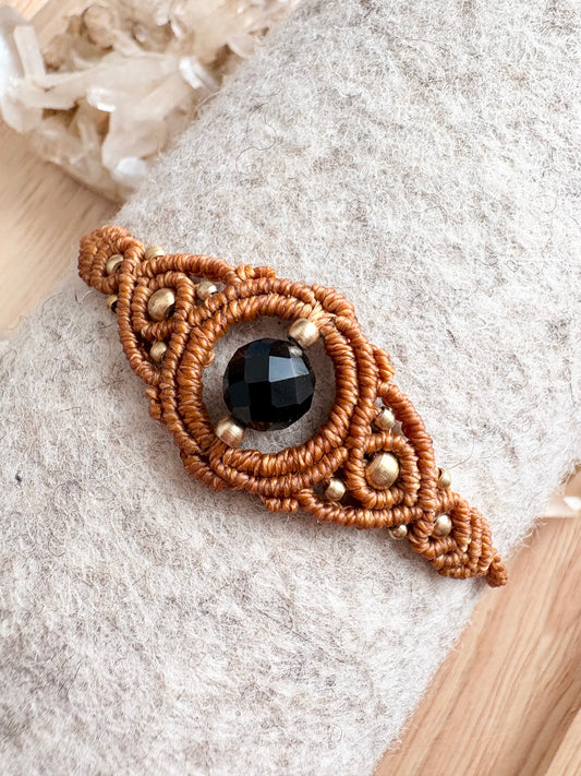 Handgemaakte macramé armband met gouden onyx