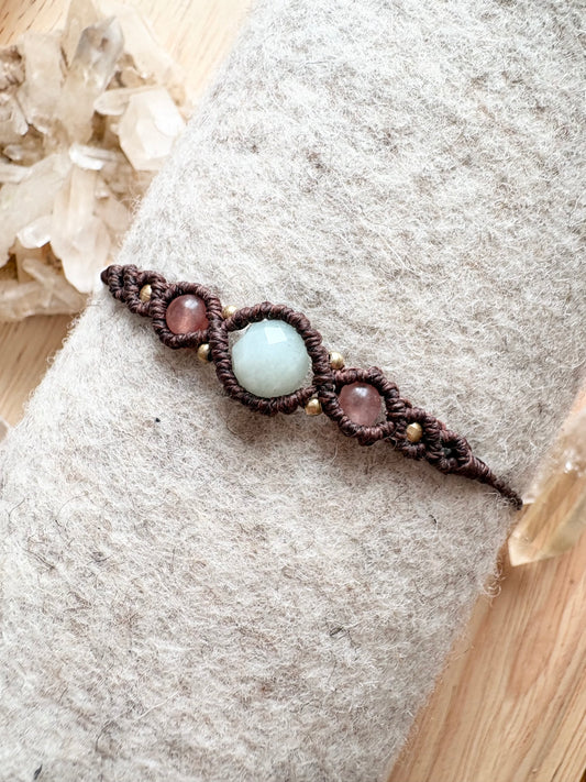 Handgemaakte macramé armband met amazoniet en zonnesteen.