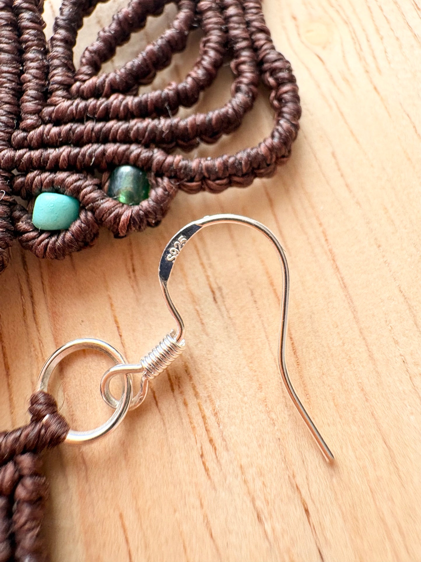 Rooted essence - handgemaakte macramé oorbellen met houten kraal en zilverenoorhaakje