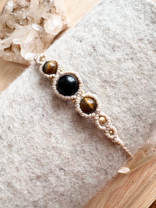 Handgemaakte macramé armband met tijgeroog