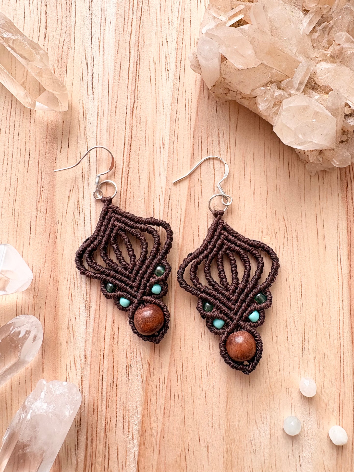 Rooted essence - handgemaakte macramé oorbellen met houten kraal en zilverenoorhaakje