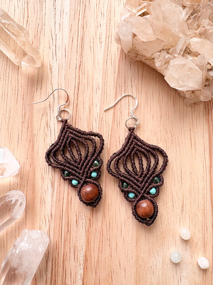 Rooted essence - handgemaakte macramé oorbellen met houten kraal en zilverenoorhaakje