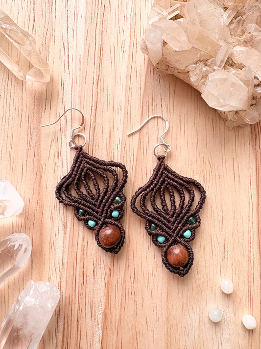 Rooted essence - handgemaakte macramé oorbellen met houten kraal en zilverenoorhaakje