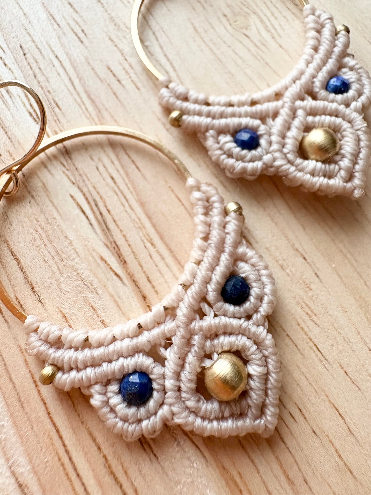 Blue horizon - Handgemaakte macramé oorbellen - lapis lazuli