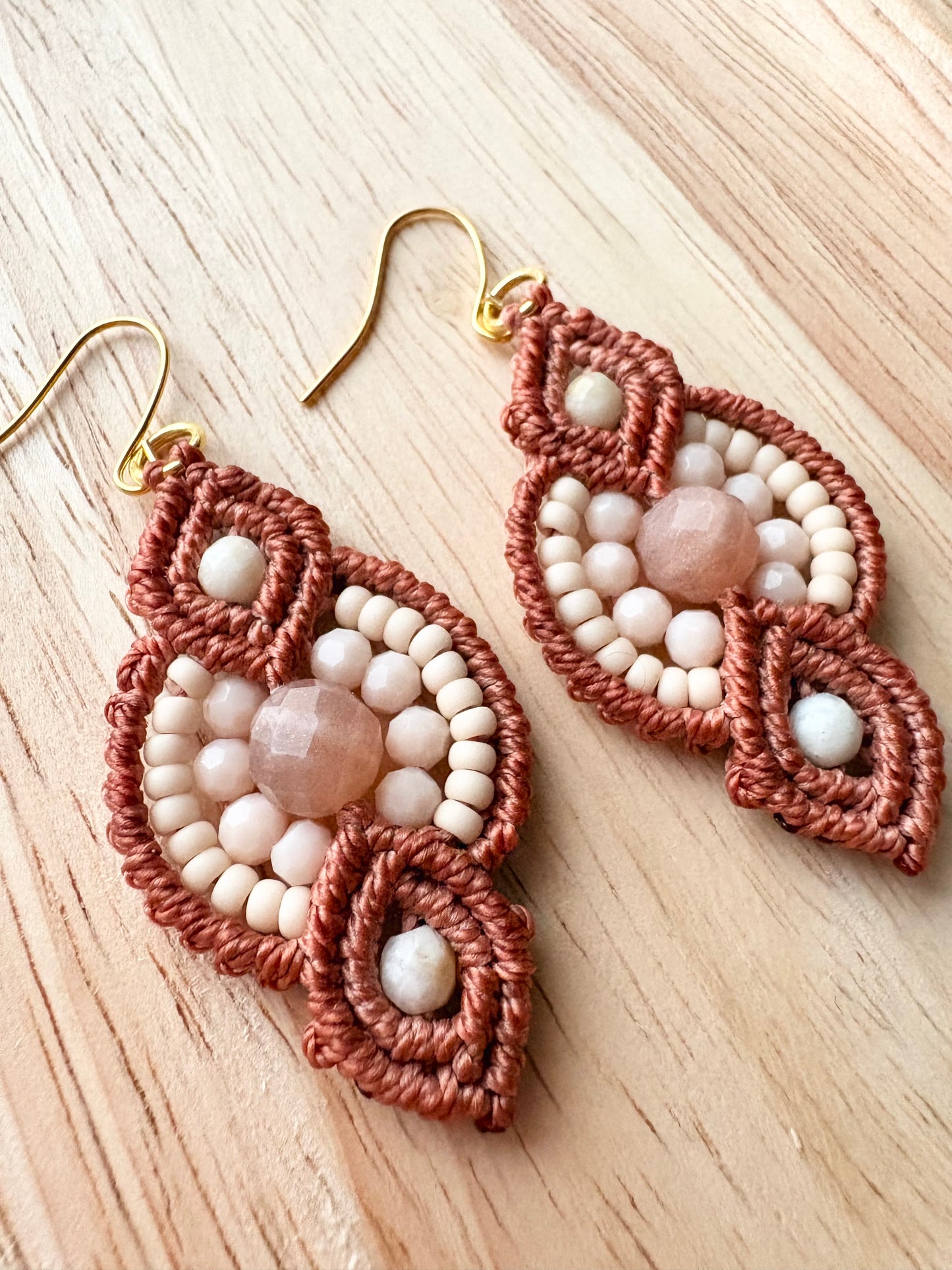 Solar bloom - handgemaakte macramé oorbellen met zonnesteen en amazoniet
