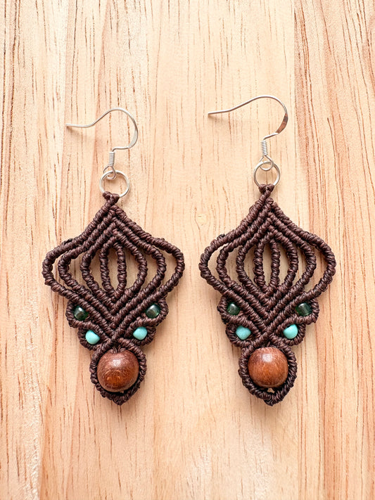 Rooted essence - handgemaakte macramé oorbellen met houten kraal en zilverenoorhaakje