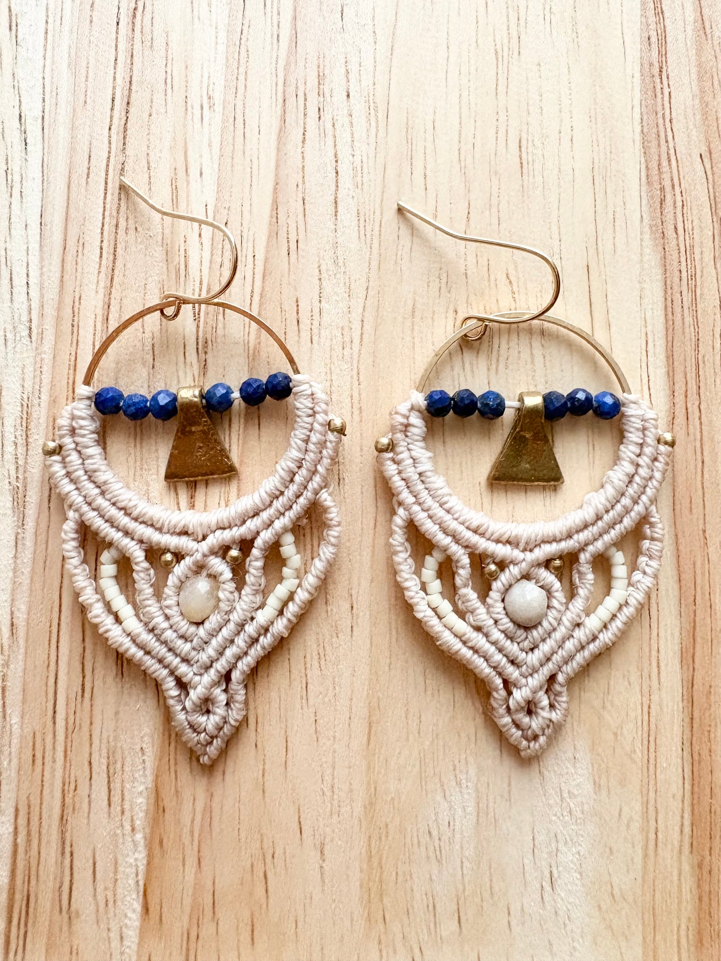 Blue horizon - handgemaakte macramé oorbellen met lapis lazuli en amazoniet