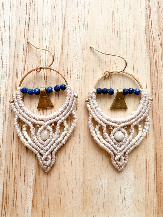 Blue horizon - handgemaakte macramé oorbellen met lapis lazuli en amazoniet