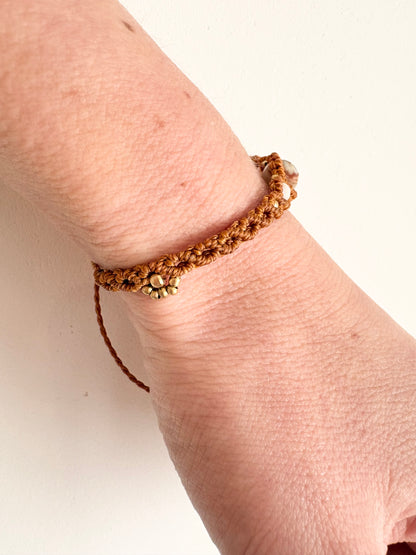 Handgemaakte macramé armband met unieke amazoniet edelsteen