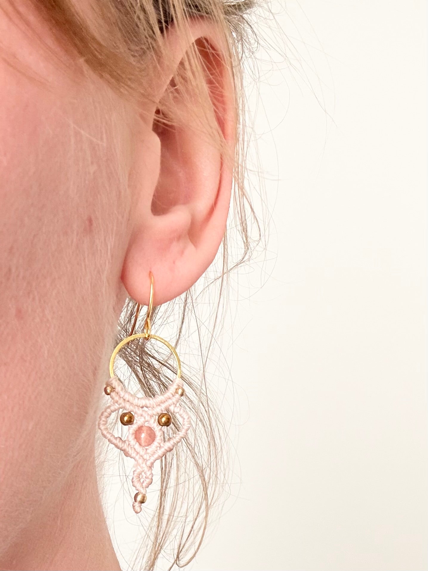 Solar radiance - handgemaakte macramé oorbellen met zonnesteen en hematiet