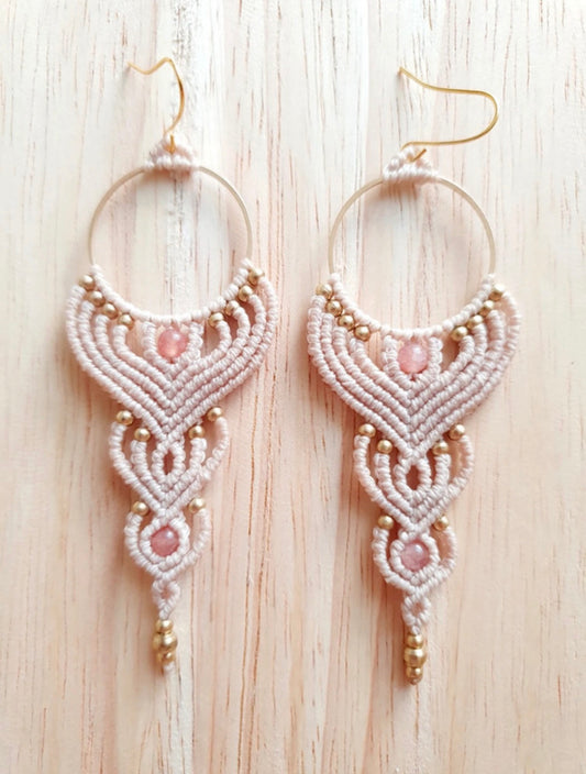 Aligned light - handgemaakte macramé oorbellen met zonnesteen en messing kralen