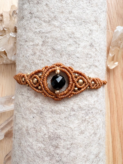 Handgemaakte macramé armband met gouden onyx