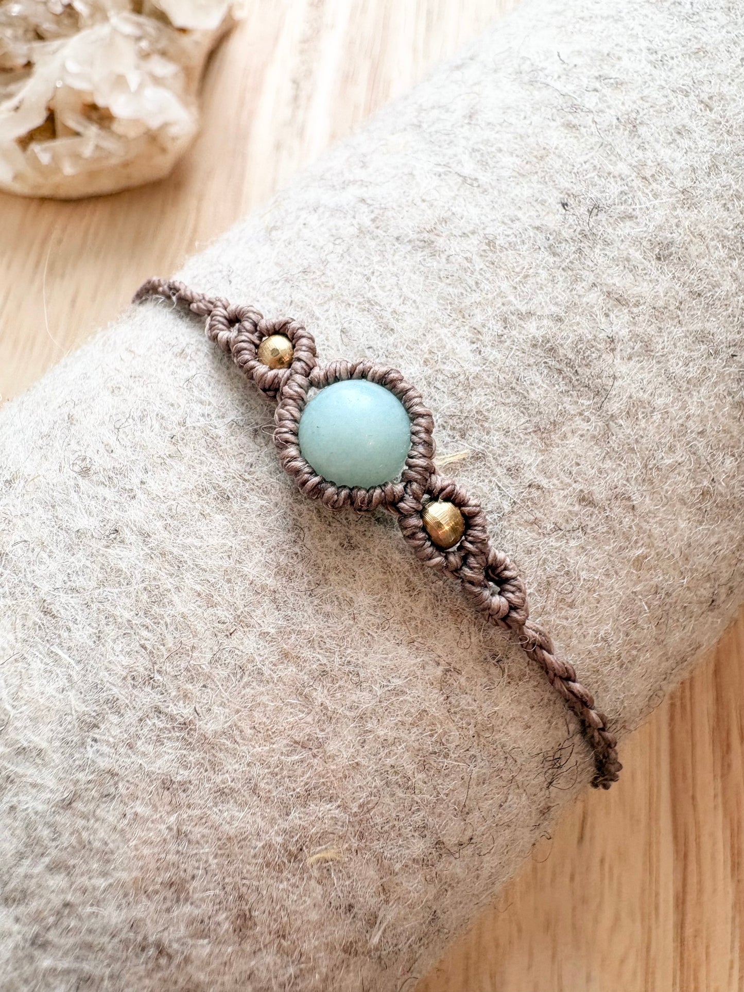 Handgemaakte macramé armband met amazoniet