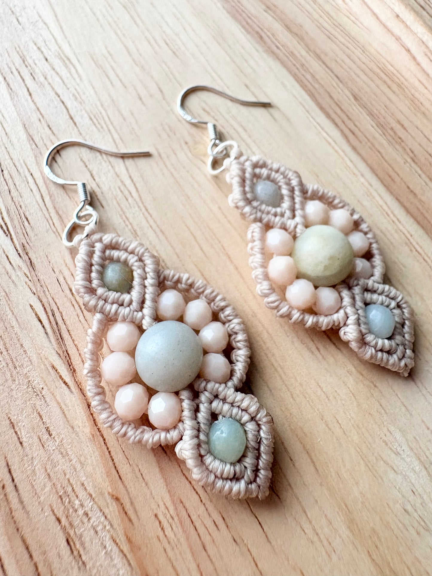 Soft alignment - Handgemaakte macramé oorbellen met amazoniet en zilveren oorhaakjeo