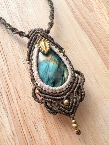 Labradoriet macramé ketting met messing bedel