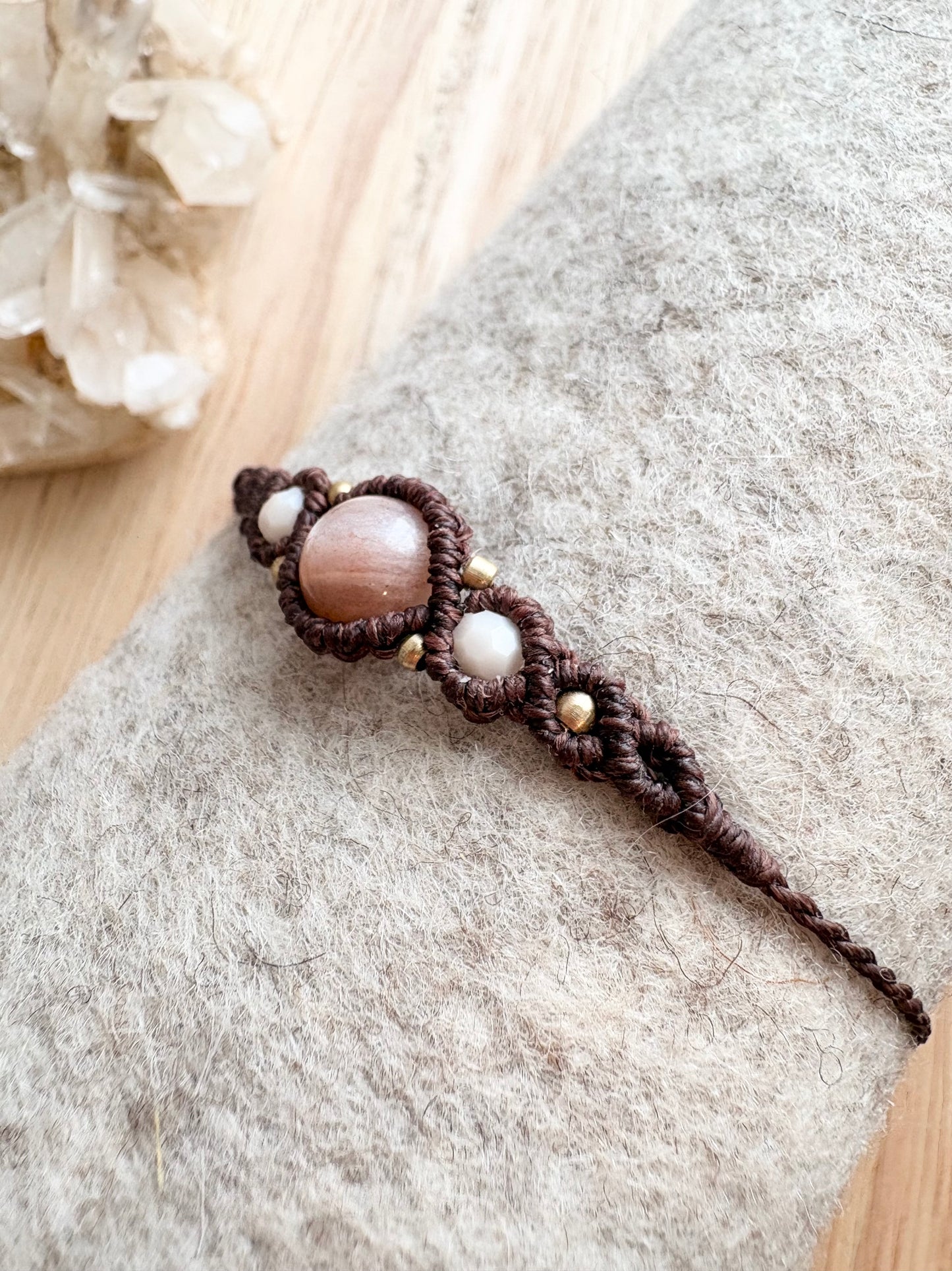 Handgemaakte macramé armband met zonnesteen